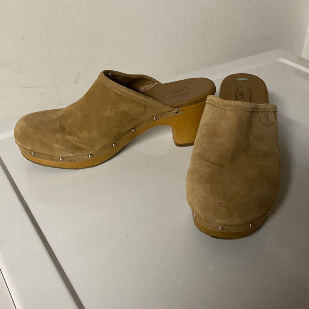 Tan clogs